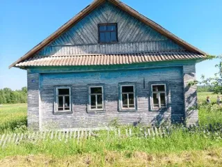 Нежилое здание 50 кв.м с земельным участком, Ярославская область, Первомайский район, д.Паршино, ул. Молодежная, д.28, площадью 50,0 кв.м, кадастровый номер 76:10:070701:9983, общая площадь 50, год ввода в эксплуатацию 1979, материалы наружных стен здания бревно, количество этажей 1