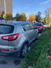 Kia Sportage 2013 года, 150 л.с., 160031 км, АКПП, проблемы с проводкой системы зажигания, многочисленные сколы и замятины капота, неравномерный окрас кузова, повреждение переднего бампера, сколы и царапины кузова, отслоение краски, неисправный аккумулятор.