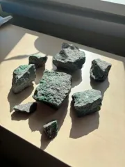 Необработанные образцы хлорита с включениями жадеита, 8 шт., Красноярск. Необработанные образцы природных минеральных агрегатов в виде природного минерала хлорита (основное минеральное вещество) с вкрапленностями и включениями природного минерала жадеита, 8 штук, состояние необработанных образцов…