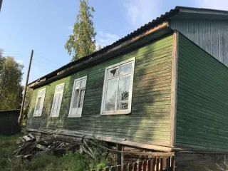 Земельный участок площадью 454 кв.м, кадастровый номер 29:18:110103:15, с расположенным на нем объектом недвижимости нежилое здание (административное здание) площадью 108,3 кв.м, кадастровый номер 29:18:110103:258. Категория земель – земли населенных пунктов, вид разрешенного использования – для…