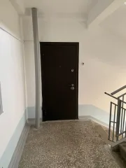 1/4 доля в квартире площадью 67,5 кв.м, расположенной по адресу: Красноярский край, г. Красноярск, ул. Сергея Лазо, дом 22, кв. 12. Кадастровый номер: 24:50:0000000:87912. Имеется информация о зарегистрированных в жилом помещении несовершеннолетних лицах. По состоянию на 27.11.2025г. задолженность…