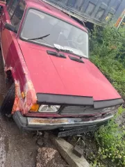 Автомобиль ВАЗ 21043, 1996 г.в., гос.номер О132УУ55, XTA210430V0574773, аккумулятор отсутствует, документы отсутствуют. Ключ в наличии. Очаги коррозии, абразивный износ на всех стеклах и зеркалах, царапины, потертости, поверхностные и внутренние загрязнения, следы ржавчины, окисление корпусов…