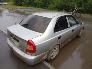 Хендэ Акцент 2003 года, светло-серый. VIN: X7MCF416P4M007378, ПТС: 74831427, госномер: М175НХ196. Изготовитель: ООО ТАГАЗ (Россия). Тип двигателя: бензиновый, мощность 102 л.с. Разрешенная максимальная масса 1555 кг, масса без нагрузки 1176 кг.