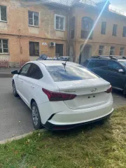 Hyundai Solaris 2021 года, 100 лс, 166492 км. Автомобиль находится в залоге у банка АО "Кредит Европа Банк". Состояние: повреждения переднего бампера (трещины и мелкие сколы); установлена зимняя резина; замене подлежат все расходники: фильтра, масла, задние стойки, тормозные диски, тормозные…