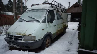 ГАЗ 2705, 2002. Автомобиль ГАЗ, модель: 2705, год изготовления: 2002 г.в., VIN: ХТН27050020242987, г.р.з. Т647УЕ47, вид собственности – совместная с супругом Арефьевым А.А. Автомобиль в неудовлетворительном состоянии, не находу, имеет сквозную коррозию металла по всему кузову, некомплектен…