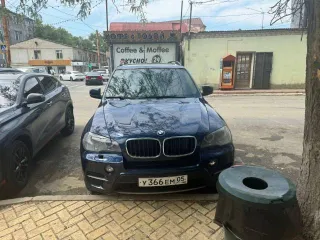 Автомобиль BMW X5, VIN: X4XZV41150L458786, 2011 год, госномер У366ЕМ05. В залоге у АО "ТБанк".