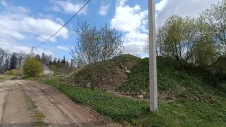 Земельный участок площадью 1 200 кв. м, вид разрешенного использования - для индивидуального жилищного строительства, кадастровый номер 47:22:0500027:42. На участке расположено здание (баня) площадью 16 кв. м, назначение - нежилое, кадастровый номер 47:22:0500027:78 (в наличии только фундамент)…