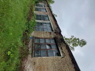 Нежилые здания общей площадью 6477.9 кв.м, расположенные по адресу: Пензенская область, Кузнецкий район, село Махалино, улица Учебный городок,7. В состав входят: административное здание площадью 2616,4 кв.м, кадастровый номер 58:14:0380401:287, 1971 года ввода в эксплуатацию; нежилое здание…