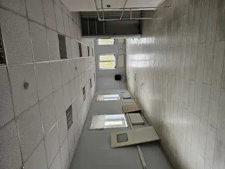 Нежилое помещение общей площадью 347.4 кв.м, расположенное по адресу: г. Москва, ул. Маленковская, д. 32, стр. 2А, помещение 33/2 (номера на поэтажном плане: этаж 2 – комнаты с 33 по 44, 51, 52; этаж 3 – комнаты 1,2). Кадастровый номер: 77:03:0003004:1733. Помещение находится в залоге АО «РМБ»…