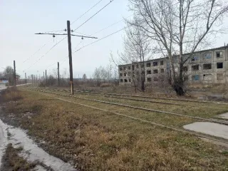 Нежилое здание с земельным участком, расположенное по адресу: г. Ачинск, Южная Промзона, квартал XIII, строение 4, кадастровый номер: 24:43:0134001:430; площадь: 2489,1 кв.м; назначение: нежилое; количество этажей: 3, в том числе подземных 0; материал наружных стен: из прочих материалов. Земельный…