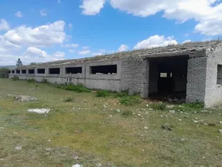 Здание, назначение: нежилое, год постройки 1981, площадь 1502,4 кв.м., кадастровый № 03:03:140110:36; Земельный участок, кадастровый № 03:03:140110:148, площадь 8524 кв.м, кадастровая стоимость 13041.72 руб. Здание, находящееся по адресу: Республика Бурятия, Бичурский район, с. Нижний Мангиртуй…