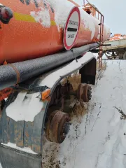 Полуприцеп цистерна Нефаз 96742-03, 2010 год, оранжевый цвет. VIN: X1F96742BA0001117. Государственный номер: АР584886. Имеет множественные сколы, местами коррозию, отсутствуют все колесные диски и резина.