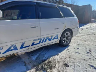 Легковой автомобиль Toyota Caldina 1998 года выпуска, государственный номер А162АМ49.