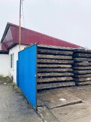 Кафе "Околица" площадью 127.8 кв. м. Кадастровый номер 53:13:0103201:173. Местонахождение: Новгородская обл., Парфинский р-н, рп. Парфино, пер. Строителей, зд. 30. Основание для реализации - Постановление о передаче арестованного имущества на торги. Исполнительное производство № 45489/23/98053-ИП…