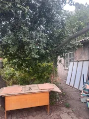 Продается имущество в Таганроге по адресу: пер. 9-й Новый, д. 1-б. В состав входят: нежилое здание общей площадью 123,5 кв. м (1 этаж), сарай 14,8 кв. м, туалет 5,1 кв. м (реестровый номер П2300001090) и земельный участок площадью 383 кв. м (кадастровый номер 61:58:0004023:2). Общая площадь…