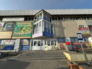 Доля 13789/298100 в праве на нежилое здание рынка площадью 3070,9 кв.м., кадастровый номер 38:35:010235:185, и доля 7085/157800 в праве на земельный участок площадью 1578 кв.м., кадастровый номер 38:35:010235:15, расположенные по адресу: РФ, Иркутская область, г. Зима, пер. Коммунистический, д. 4…