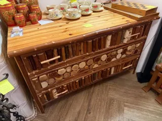 Движимое имущество в составе: барный стол из дерева 1 шт; микроволновая печь Redmond 1 шт; холодильник Позис однокамерный 1 шт; обеденная группа из дерева 1 шт; кулер Watten 1 шт; обогреватель Delonghi сер N 42122 2 шт; чайник сервиз один комплект 1 шт; балалайка 1 шт; комод из дерева 5 шт…