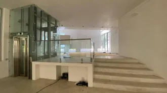 Дом 953,5 кв.м и земельный участок 3357 кв.м в Московской области, Одинцовский район, сельское поселение Горское, поселок Горки-2, ПДСК «Беркут-5». Кадастровый номер участка: 50:20:0040651:120. Кадастровый номер дома: 50:20:0040651:180. Встроенные стеллажи (5 шт), диваны желтого цвета (2 шт)…