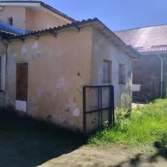 Земельный участок 569 кв.м с тремя зданиями, Новгородская область, г. Боровичи, ул. Дзержинского, 19. Земельный участок площадью 569,0 кв.м, кадастровый номер 53:22:002065211, с находящимися на нем объектами недвижимости – зданием площадью 209,3 кв.м (кадастровый номер 53:22:0020652:11), зданием…