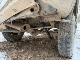 Автомобиль ВАЗ 21213, VIN: XTA212130V1258485, 1996 года выпуска, мощность 79 л.с. На ходу, но не заводится. Состояние плохое, требует больших вложений. Необходим ремонт тормозов и замена тормозных колодок. Пороги и двери под замену. Отсутствует переднее пассажирское сиденье, водительское сиденье…