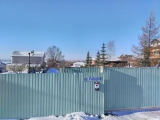 Земельный участок площадью 1000+/-11 кв. м, кадастровый номер 27:17:0010113:5, вид разрешенного использования - для строительства индивидуального жилого дома, местонахождение: Хабаровский край, г. Хабаровск, пер. Рыбацкий, д. 3. На земельном участке расположен трехэтажный дом. Цена 2069000 руб…