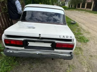 Автомобиль ВАЗ 2107, 1996 года выпуска, государственный номер Т846НА33, VIN ХТА210700V1015260. Цвет белый. Имеются вмятины на переднем и заднем бампере, а также многочисленные незначительные вмятины по кузову. Присутствует коррозия металла и следы ржавчины по всему кузову транспортного средства…