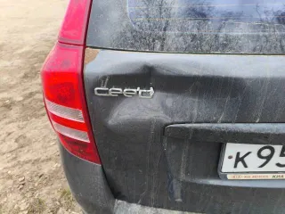 Kia Ceed, 2009 года, 122 лс, 262067 км, АКПП, vin XWEFF522390006537, СТС, ПТС и два ключа (один из них сломан), залог — нет, пробег 262к, по кузову очень много косяков, вмятин сколов и царапин, ржавое и дырявое и еще помятое левое крыло, ремонтировали левую сторону после дтп сделали плохо краска…