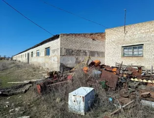 Оборудование в составе: косилка КИР 1,5, водораздатчик ВУК 3, прицеп тр. 2ПТС-4, культиватор КРН-5,6, плуг ПЛН 3х35, жатка валковая ЖВП 4,9, прицеп тр. 2ПТС-4,5, сеялка СЗП-3,6А, сеялка СУПН-8, валкообразователь, прицеп ПСЕ 12,5, плуг ПЛН 4х35, плуг ПЛН 5х35, культиватор КПС-4, кран-балка…