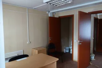 Мобильное здание-блок контейнер 30 кв.м с коммуникациями площадью 30 м2, место нахождение РХ, Алтайский район, село Белый Яр, ул. Кирова, дом 10. Территория отгорожено металлическим забором. Подведены коммуникации: наружные сети водопровода, протяженность 32,4 м и наружные сети канализации…