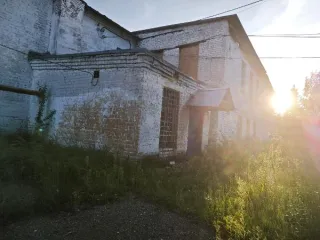 Здание школы 998,9 кв.м и котельной 8,8 кв.м с участками, Костромская область - нежилое строение (здание школы) с кад.ном. 44:07:010104:88, 998,9 кв.м., по адресу: Костромская обл., Костромской р-н, п. Апраксино, ул. Коммунаров, д. 28 с зем. уч, необходимым для его эксплуатации: 7190,0 кв.м., кад…