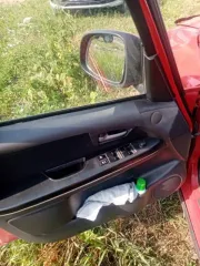 Suzuki SX4 2008 года, красный, VIN JSAGYA21S00163683. На ходу, помята задняя часть: бампер, крышка багажника, заднее левое крыло под замену. Задний фонарь битый, задняя резина лысая, левая задняя дверь и багажник заклинило после удара. Возможно, погнута задняя балка. Лобовое стекло треснуто по низу…