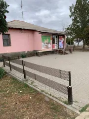 Здание 130,9 кв.м и земельный участок 371 кв.м, Ростовская область. Нежилое здание, площадь: 130,9кв.м., кадастровый номер: 61:15:0050701:545 и земельный участок, площадь: 371кв.м., категория земель: Земли населенных пунктов, разрешенное использование: Для размещения объектов торговли (магазин)…