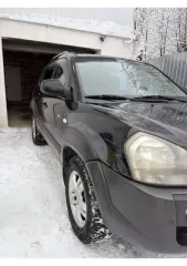 Hyundai Tucson 2007 Hyundai Tucson, 2007 года, 175 лс, 222 000 км, полный привод, АКПП еще Автомобиль Hyundai Tucson 2.7 GLS, 2007 г.в., VIN KMHJN81DP7U622690, цвет кузова – черный.