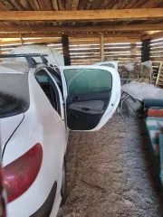 Peugeot 206, 2008 года, 75 лс, 350000 км. Легковой автомобиль Пежо206, год выпуска 2008, VIN VF32BKFWA72790272, номер двигателя 13186015814, государственный регистрационный знак Е130ЕУ178. Требуется ремонт.