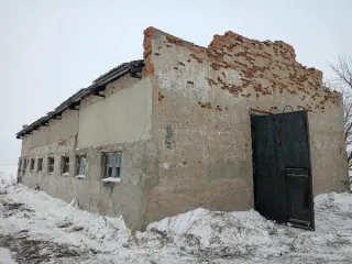 Тёплая стоянка тракторная, кадастровый номер 54:01:021501:204, общая площадь 242 кв.м., назначение нежилое, год постройки 1975, материал наружных стен: кирпичные, этажность: 1, местоположение: Новосибирская область, Баганский район, с. Красный Остров, ул. Зеленая, д.32А, и земельный участок с…