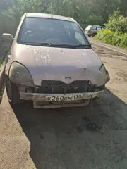Toyota Vitz 2001 года, розового цвета. Государственный номер К260ВМ138. Модель двигателя 1SZ, номер двигателя 0778413. Номер кузова SCP10 3258191. Мощность 70 л.с. (51 кВт), объем 997 куб. см, бензиновый двигатель. Разрешенная максимальная масса 1145 кг, масса без нагрузки 870 кг. Производитель…