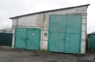 Одноэтажное деревянное обложенное кирпичом административное здание военного комиссариата 275.9 м², здание гаража 74.1 м², здание гаража 57.3 м², земельный участок 1295 м², ограждение территории. Объекты расположены по адресу: Волгоградская область, Кумылженский район, ст-ца Кумылженская, ул…