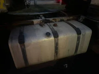 Scania 113 1992 года. Грузовой седельный тягач. На ходу или нет — неизвестно. Дефекты ЛКП, ржавчина, течь воды в салон, масляное запотевание в районе гидроцилиндра подъема кабины. Более подробное техническое состояние выясняйте самостоятельно в ходе осмотра.