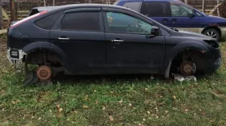 Ford Focus, 2009 года, 100 лс, 250000 км. Легковой автомобиль, марка: FORD FOCUS, год изготовления: 2009, VIN: X9FPXXEEDP9M2. Имеются видимые повреждения, требующие ремонта, в том числе: Отсутствуют колеса (все четыре). Отсутствуют фары (передние и задние). Отсутствует бампер. Пробег указан со слов…