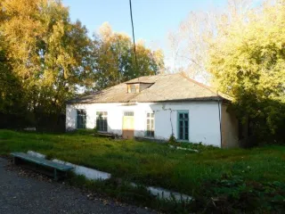 Здание ДЭБЦ площадью 1441,4 кв.м, мастерская 184,3 кв.м и земельный участок 6515,94 кв.м, расположенные по адресу: Кемеровская область, г. Анжеро-Судженск, ул. Бийская, д. 64. Кадастровые номера: 42:20:0102054:649, 42:20:0102054:650, 42:20:0102054:16.