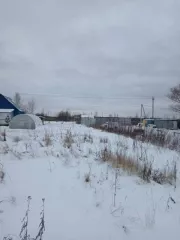 Земельный участок площадью 1393 кв.м, назначение: земли населенных пунктов. Адрес: Россия, Московская область, Раменский район, деревня Нижнее Велино, участок 86/1. Кадастровый номер: 50:23:0040217:306. Находится в долевой собственности, размер доли: 1/2.