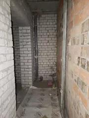 Жилое помещение (квартира) - 44.2 кв. м, кадастровый номер 63:01:0807008:1003, 
Адрес: г. Самара, ул. Братьев Коростелевых, д. 66А, кв. 50, 
Ограничения и обременения: без внутренней отделки (отсутствует сантехническое оборудование, разводки электрики по квартире), в квартире третьи лица не…