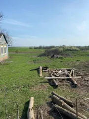   Жилой дом, площадь 30,7 кв.м., адрес  местонахождение : Россия, кадастровый  условный  номер: 61:10:0050201:82, адрес  местонахождение : Россия, Ростовская обл., р н Егорлыкский, х. Гирин, ул. Медовая, 1., кадастровый  условный  номер: 61:10:0050201:5   Земельный участок, площадь 5500 +/  51…