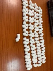 Годные остатки изделий: крышка-заглушка для фары автомобиля из резины черного цвета 80 штук, патрон для лампочки 41 штука, заглушки из резины черного цвета 122 штуки, элемент крепления из пластмассы белого цвета 40 штук, патрон для лампочки из пластмассы серого цвета 40 штук, элемент крепления из…