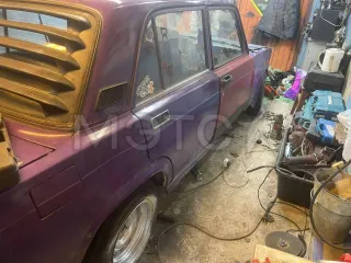 ВАЗ 2107 2002 года, 71 л.с., пробег 300000 км. Легковой автомобиль, модель ВАЗ 21070, VIN XTA21070021564822, категория B. Модель двигателя 2103 7006062, кузов 1564822, цвет ярко-фиолетовый, объем двигателя 1451 см³, разрешенная максимальная масса 1460 кг, масса без нагрузки 1060 кг.