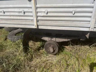 УАЗ 390945 2017 года, тип ТС: грузовой бортовой. VIN XTT390945H1214585, шасси 390940Н0407384, кузов XTT390945H1214585, цвет светло-серый неметаллик. Автомобиль находится в неисправном состоянии, не на ходу, частично разукомплектован, имеются следы коррозии на кузове.