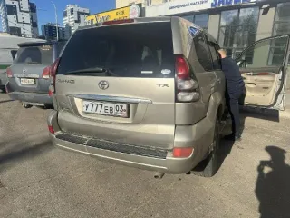 Toyota Land Cruiser Prado 2003 года выпуска. Цвет серый, госномер У777EВ03. Шасси RZJ120-0010041. Тип: легковой универсал, категория B. Разрешенная максимальная масса 2155 кг, масса без нагрузки 1880 кг. Правый руль. Объем двигателя 2693 см³, мощность 150 л.с. VIN отсутствует.