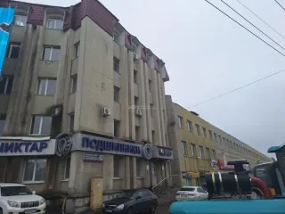 Нежилое помещение 36,7 кв. м, Уфа, Республика Башкортостан, адрес: Республика Башкортостан, г. Уфа, Калининский р-н, ул. Индустриальное шоссе, д. 26, № на п/пл 56, этаж 3, кадастровый номер 02:55:020310:238, ограничения и обременения: наличие перепланировки/переустройства/реконструкции установить…