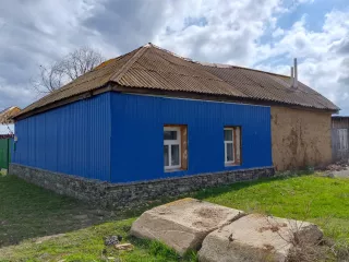 1/4 доля в праве на жилой дом и расположенный под ним земельный участок. Земельный участок, площадь 646 кв.м., адрес: Россия, Саратовская обл., Питерский р-н, с. Питерка, ул. им. К. Маркса, д. 26, кадастровый номер: 64:26:080744:3. Жилой дом, площадь 67 кв.м., назначение: жилое, количество этажей…