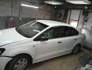 Volkswagen Polo 2011 года, седан, белый. VIN: ХW8ZZZ61ZСG036322, ПТС: 21 РО 645026, госномер: В134ТК21. Мощность 77 л.с. (105 кВт), объем двигателя 1598 куб. см. Бампер поврежден (пояснение должника: наезд на бордюр). Имеется повсеместная коррозия металла и ржавчина. Сколы и трещины лакокрасочного…